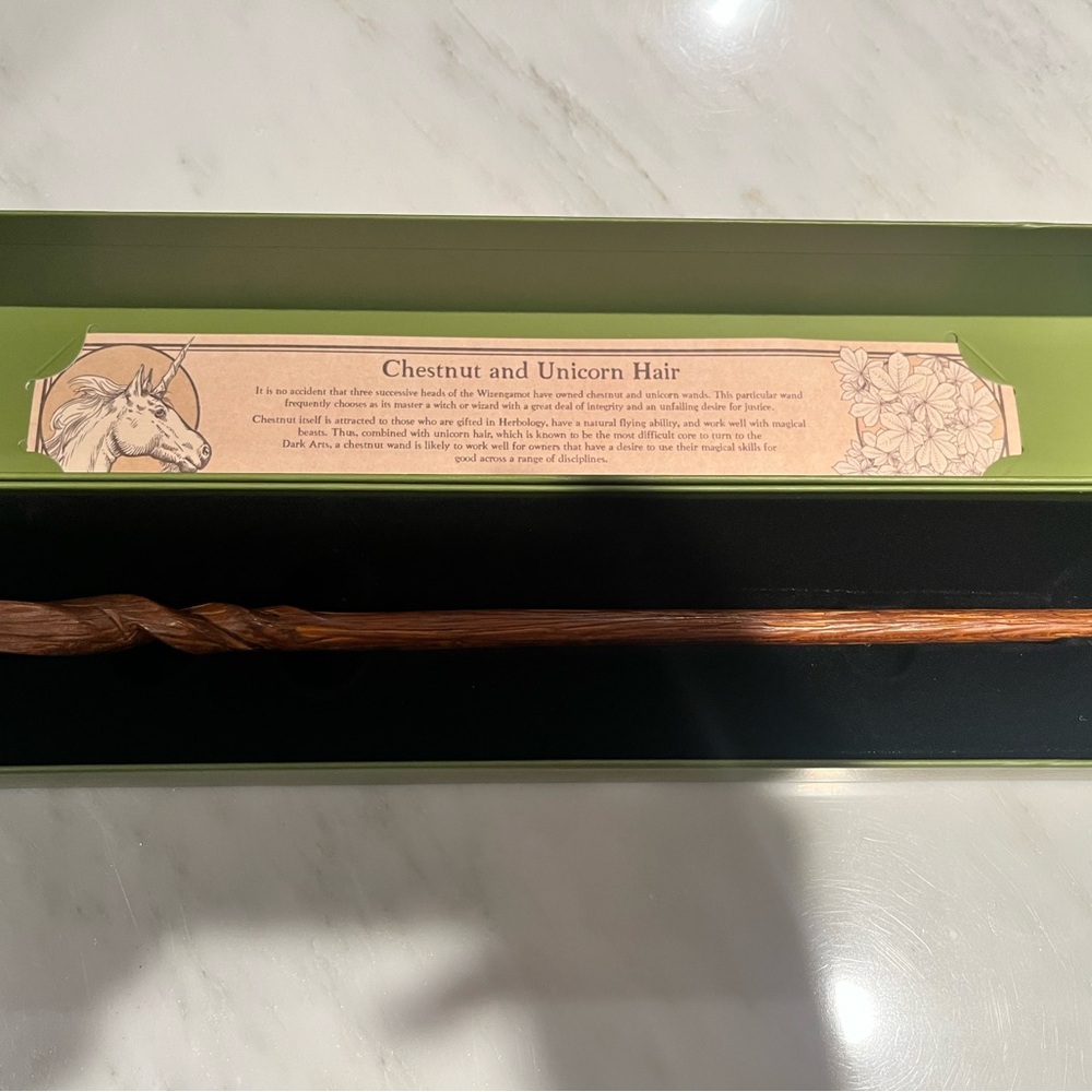 Universal Studios 2nd Gen Wand - Like New in Box -Chestnut and Unicorn Hair Wand